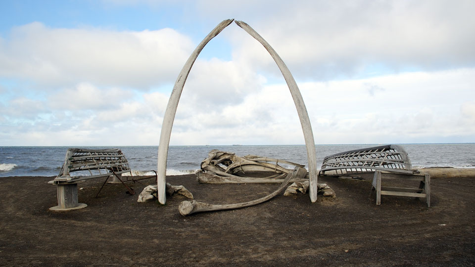 Ein imposanter Bogen aus Walknochen ziert den Strand von Barrow – der Walfang mit traditionellen Robbenfellbooten ist bei den Iñupiat Sache der Gemeinschaft – (Foto: © Betty Wiley / Getty Images)