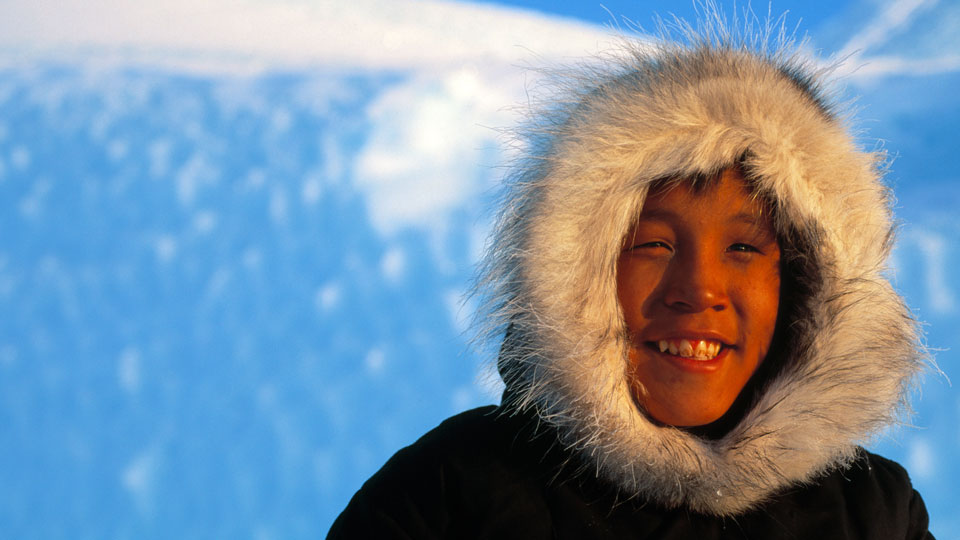 Gut gegen Eis und Schnee gewappnet ist dieser junge Inuit in Kanada - (Foto: © Johner Images / Getty Images)