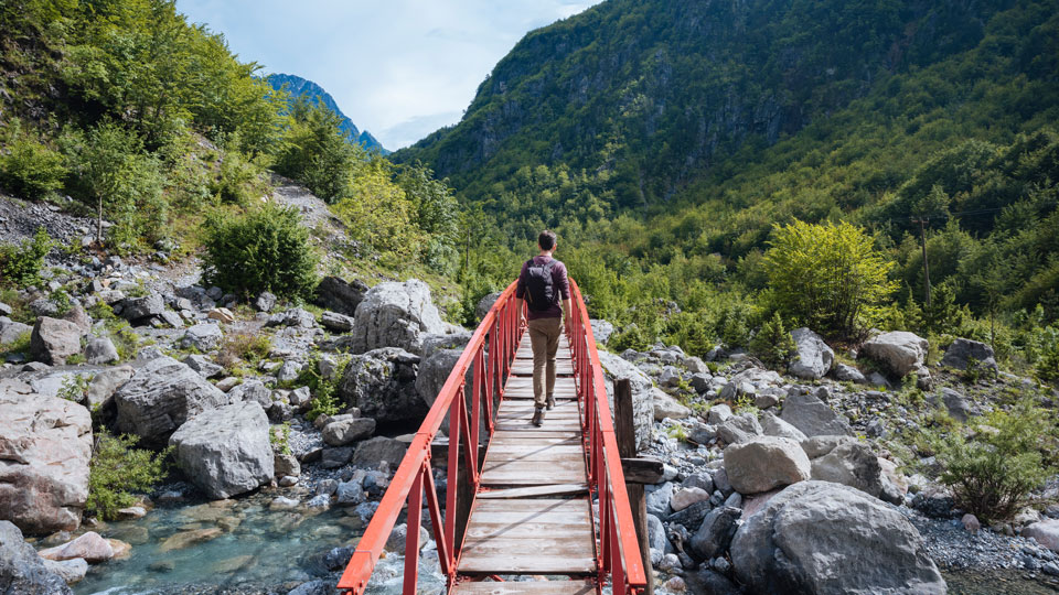 Eine Wanderung zum Theth-Wasserfall kannst du mit dem Weg zum Blue Eye kombinieren - (Foto: © Ben Pipe Photography / Getty Images)