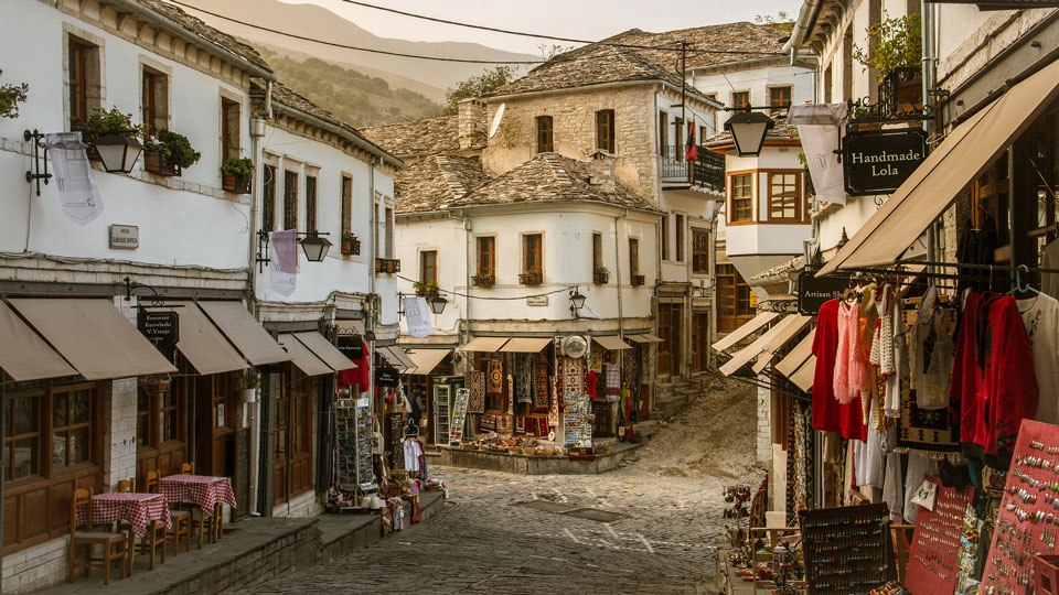 Ein Bummel durch die gut erhaltenen Straßen der Altstadt von Gjirokastra ist eine kleine Zeitreise - (Foto: © Pintai Suchachaisri / Getty Images)