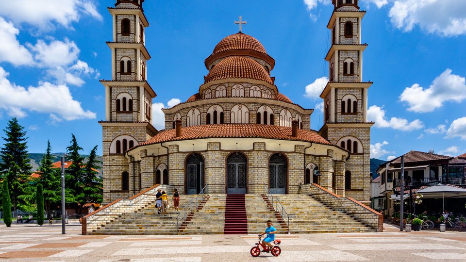 Korce ist voller schöner alter Steinvillen und religiöser Bauwerke, zu denen die imposante Auferstehungskathedrale gehört - (Foto: © Uwe Seidner / Shutterstock)