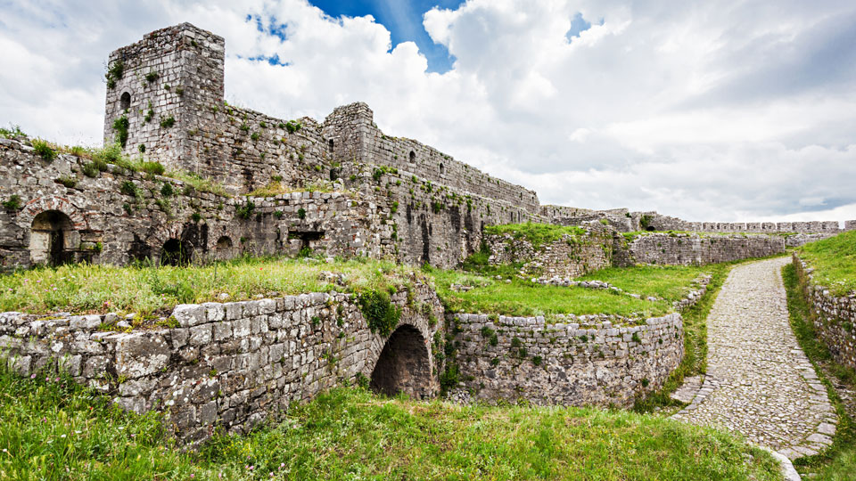 Die Ruinen der Burg Rozafa in Shkoder erzählen von einer Geschichte, die bis auf die Illyrer im 4. Jahrhundert zurückgeht, aber auch eine düstere Sage - (Foto: © saiko3p / Shutterstock)