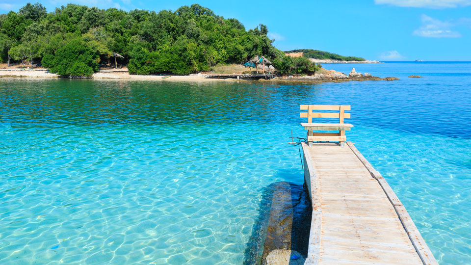 Die Küste von Ksamil im Ionischen Meer sieht mit ihrem klarem, türkisfarbenem Wasser fast schon karibisch aus – (Foto: © Landscape Nature Photo / Shutterstock)