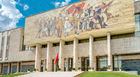 Das Äußere des Nationalen Geschichtsmuseum in Tirana - (Foto: ©Mlenny/Getty Images) Das Äußere des Nationalen Geschichtsmuseum in Tirana - (Foto: ©Mlenny/Getty Images)