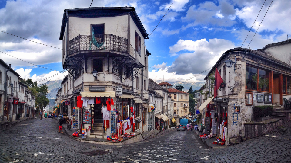 Das alte osmanische Viertel von Gjirokastra, einer zauberhafte Bergstadt - (Foto: © Larissa Olenicoff/Lonely Planet)