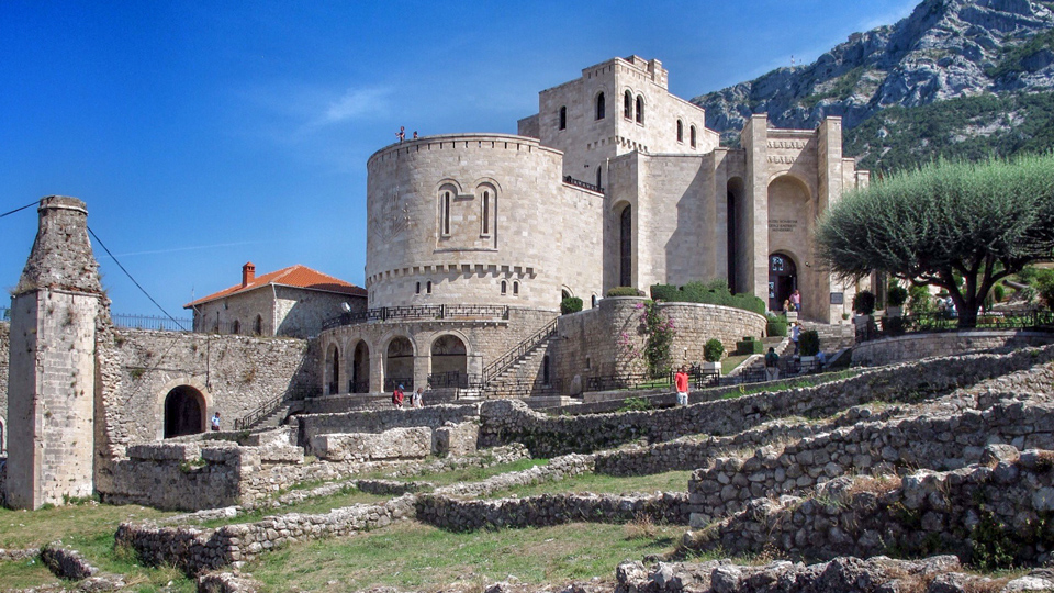 Das Skanderbeg-Museum in Kruja, der Heimatstadt des größten albanischen Nationalhelden - (Foto: ©Larissa Olenicoff/Lonely Planet)