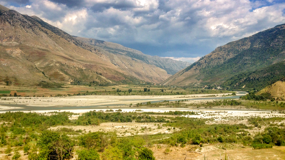 Ein gebirgiges Flusstal in Albaniens malerischem Tepelene-Distrikt - (Foto: ©Larissa Olenicoff/Lonely Planet)