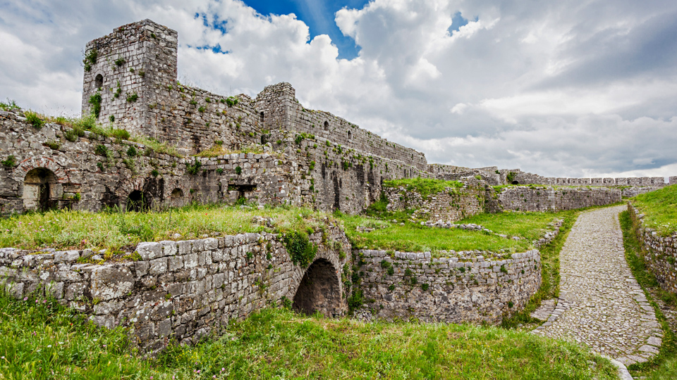 Die Ruinen der Burg Rozafa in Shkodra - (Foto: ©saiko3p/Shutterstock)