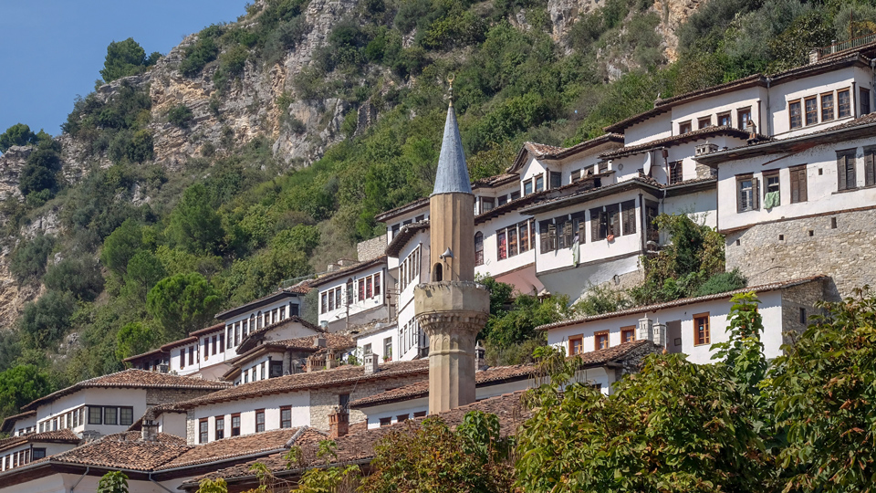 Traditionelle osmanische Häuser in Berat, der "Stadt der tausend Fenster" – (Foto: © Zvonimir Atletic/Shutterstock)