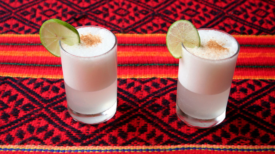 Wundervolles Lokalkolorit - bei einem Pisco Sour in Peru - (Foto: ©piginka/Getty Images)