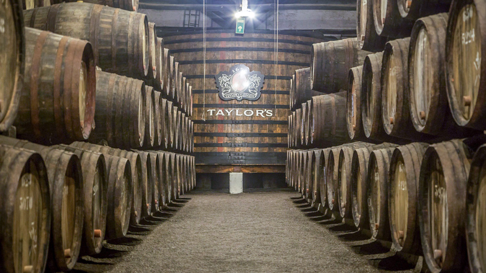 Einen Blick hinter die Kellertüren zu werfen lohnt sich: Dort lagert Portos berühmtestes Exportgut - (Foto: © Krzyzak/Shutterstock)