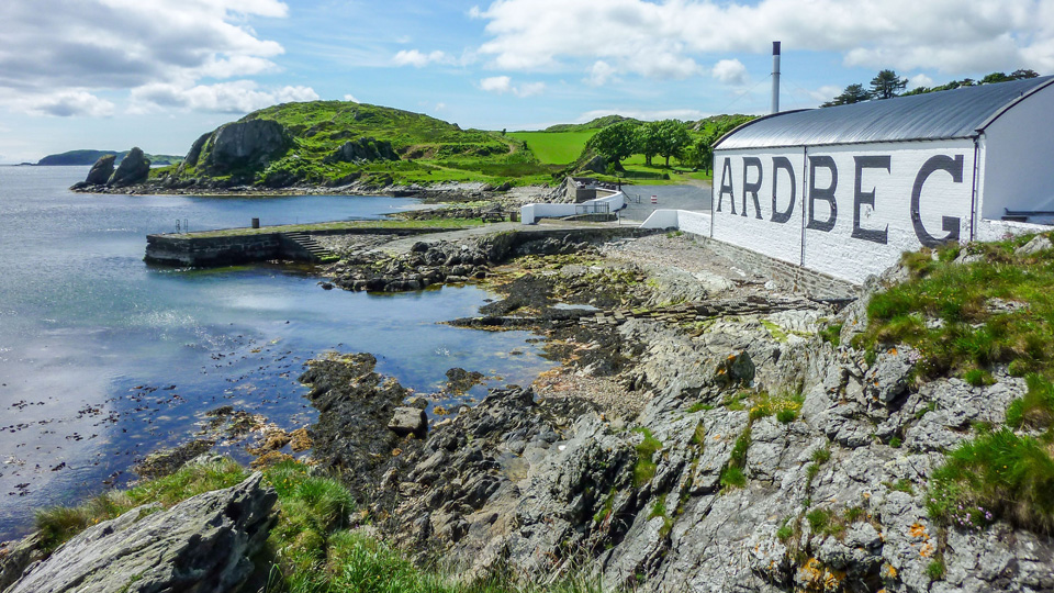 Whisky genießen mit Aussicht auf die raue Kulisse der Küste von Islay - (Foto: ©Lukassek / Shutterstock)