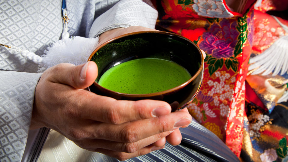 In vielen unterschiedlichen Kulturen hat sich das Teetrinken zur Zeremonie entwickelt - wie beispielsweise in Japan - (Foto: ©tdubphoto / Getty Images)