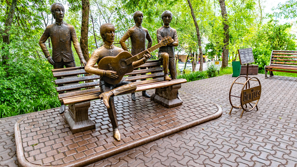 Die Beatles-Statue im Vergnügungspark auf einem Hügel von Kok Tobe - (Foto: © AlexelA / Shutterstock)