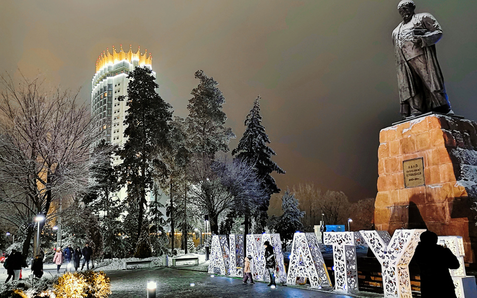 Strahlt in die Nacht: Almatys 1970 erbautes Hotel Kazakhstan soll einem Erdbeben von 9,0 auf der Richterskala standhalten - (Foto: Photoprofi30 / Shutterstock)