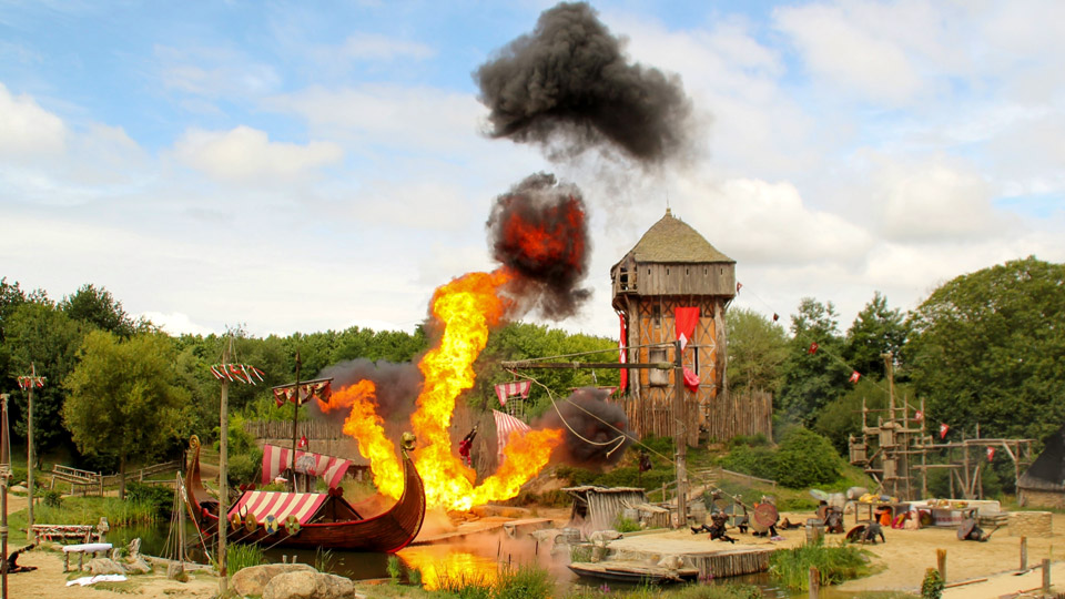 Zurück in die Vergangenheit: Wikinger-Belagerung im Puy du Fou - (Foto: ©Pierre-Yves HOGUET/Shutterstock)