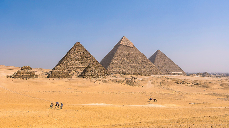 Kamelreiter auf dem Weg zu den drei großen Pyramiden von Gizeh: Menkaura, Khafra & Khufu - (Foto: ©Sake Van Pelt/500px)
