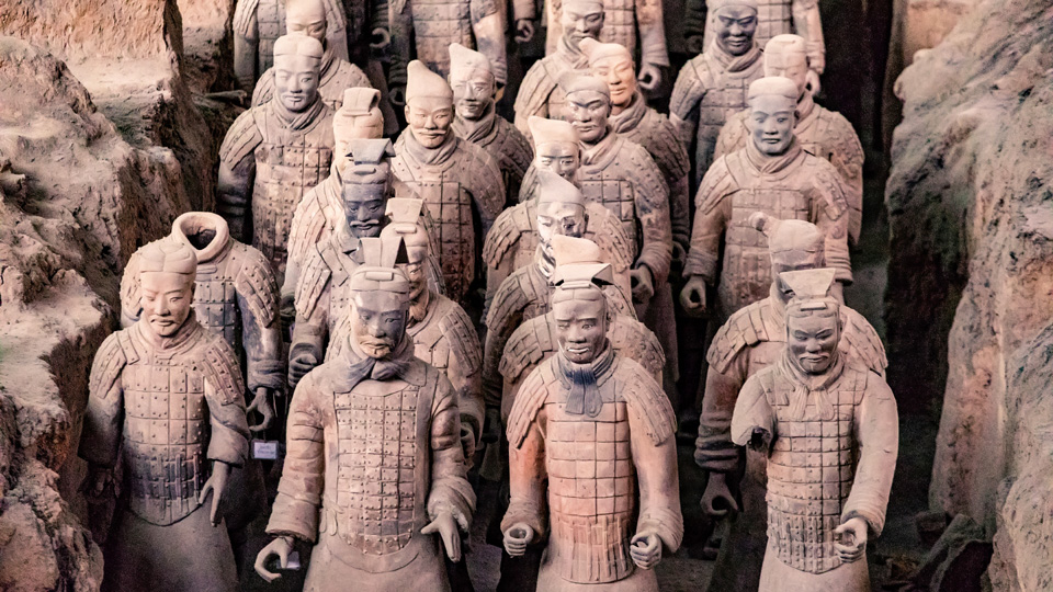 Die Grabkriegerstatuen der chinesischen Qin-Dynastie beschützten ihren Kaiser - (Foto: ©DuKai photographer/Getty Images)