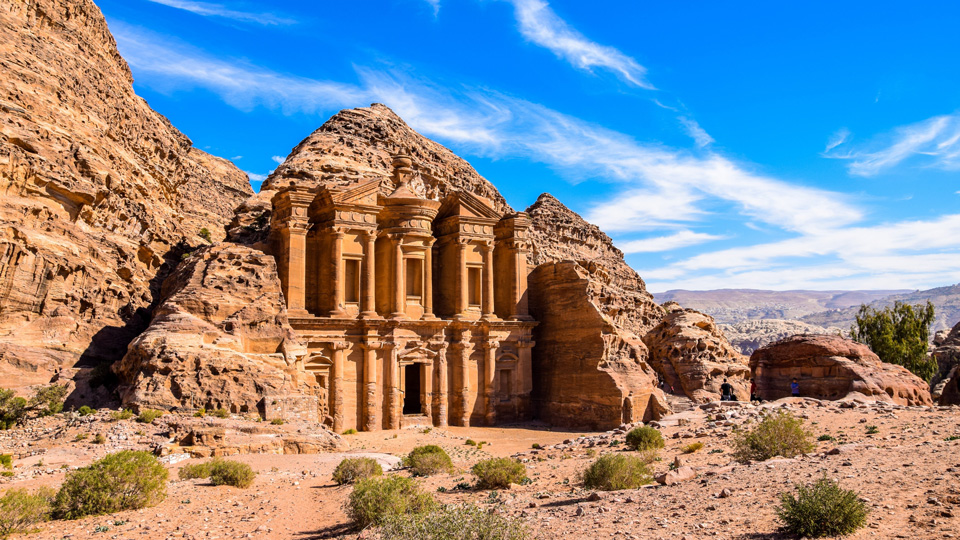 Das imposante Felsengebäude Ad Deir wurde in Petra aufwendig in den Felsen gehauen - (Foto: ©tenkl/Shutterstock)