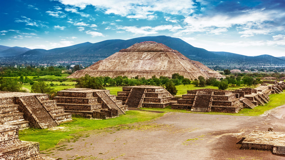 Die Pyramiden der Sonne und des Mondes in der Allee der Toten der Kulturstadt Teotihuacan stammen von den Mayas - (Foto: ©Anna Omelchenko/Shutterstock)