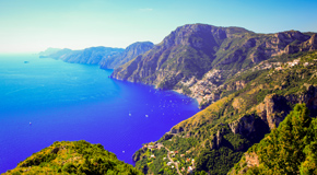 Der Blick von Positano auf die Amalfiküste - (Foto: ©Iryna Shpulak/Getty Images)