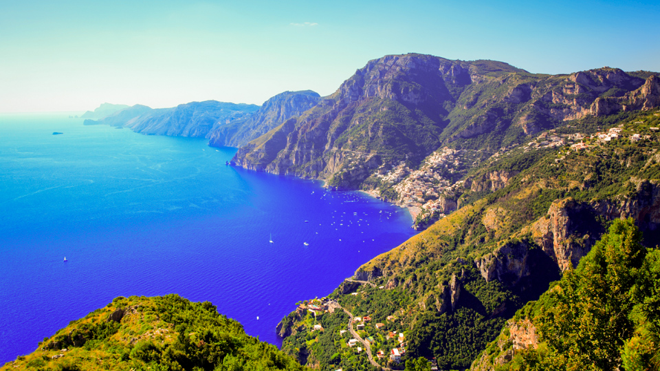 Der Blick von Positano auf die Amalfiküste - (Foto: ©Iryna Shpulak/Getty Images)