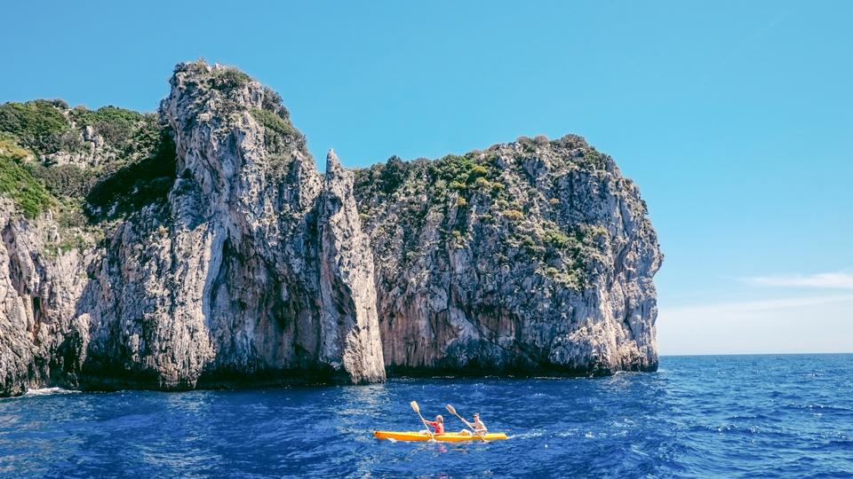 Per gemietetem Paddelboot, Segelboot oder kleiner Yacht lässt sich die Amalfiküste hervorragend erkunden - (Foto: ©kakoki/Shutterstock)