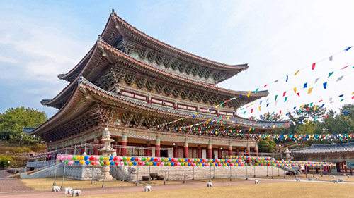 Yakcheonsa Tempel - (Foto: ©tupikov/iStock.com)