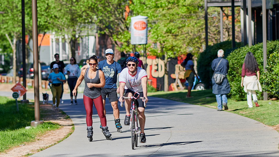 Besucher spazieren, laufen und radeln gern entlang des Erholungsgebiets Atlanta BeltLine - (Foto: © Christopher V Jones / Shutterstock)