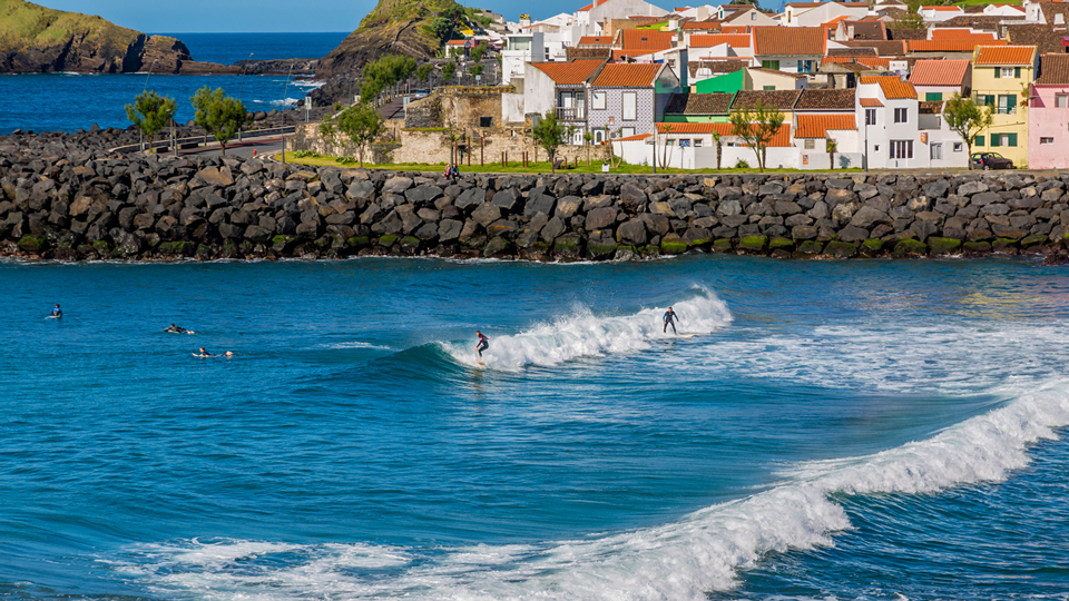 Surfschule in Sao Rogue auf Sao Miguel – (Foto: ©Zdenek Kajzr/Istock.com)
