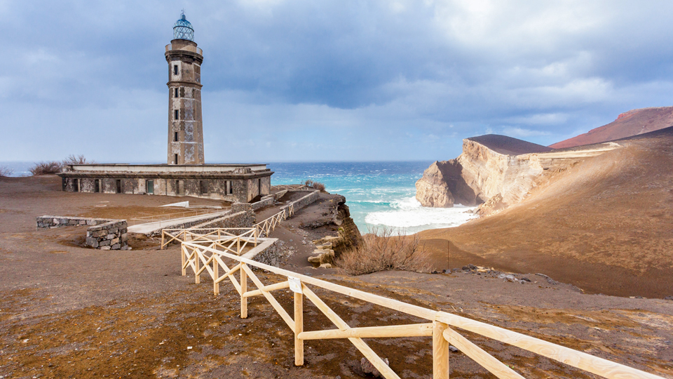 Leuchtturm von Capelinhos – einzigartige Eruptionslandschaft – (Foto: ©Roman Sulla/Shutterstock)