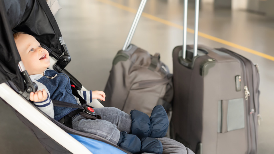 Wichtig ist die Wahl des geeigneten Kinderwagens - die Reisegröße sollte auch vor Ort komfortabel sein - (Foto: ©Gorlov-KV/Shutterstock)