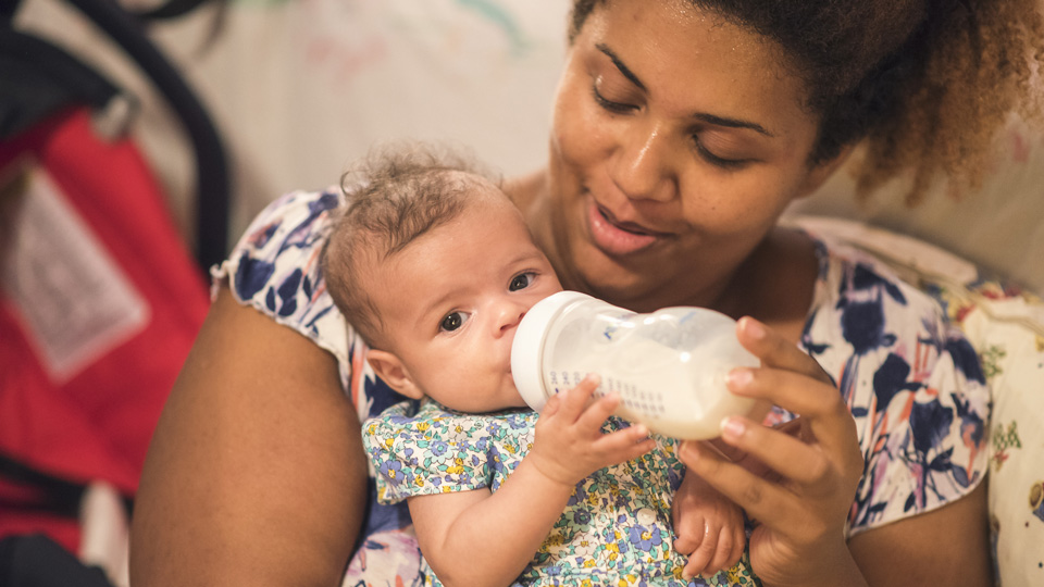 Mit der Lieblingsflasche des Babys lassen sich Einwegplastikflaschen vermeiden - (Foto: © TeodorLazarev/Shutterstock)