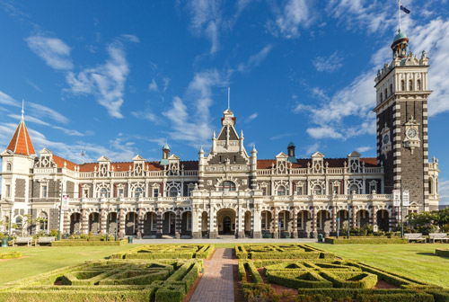 Dunedin Station mit Garten davor - (Foto: ©Loic Lagarde/Getty Royalty Free)