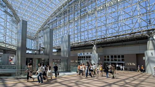 Das Atrium aus Stahl und Glas in der Kanazawa Station - (Foto: ©Kanazawa City)