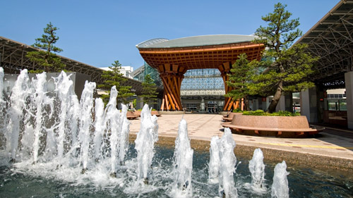 Das auffällige "Tsuzumi-mon"-Tor der Kanazawa Station - (Foto: ©Kanazawa City)