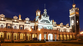 Dunedin Station bei Nacht - (Foto: bjeayes/iStock.com)