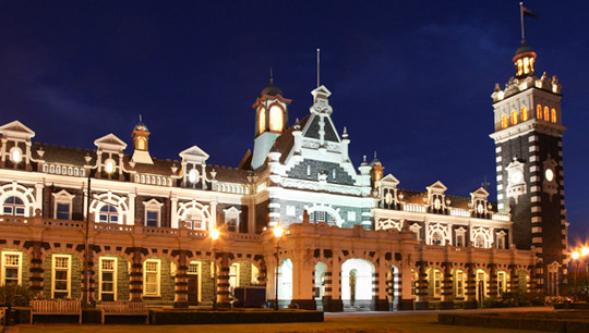 Dunedin Station bei Nacht - (Foto: bjeayes/iStock.com)