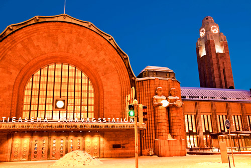 Der Helsinki Bahnhof nachts mit Schnee - (Foto: ©benkrut/iStock.com)