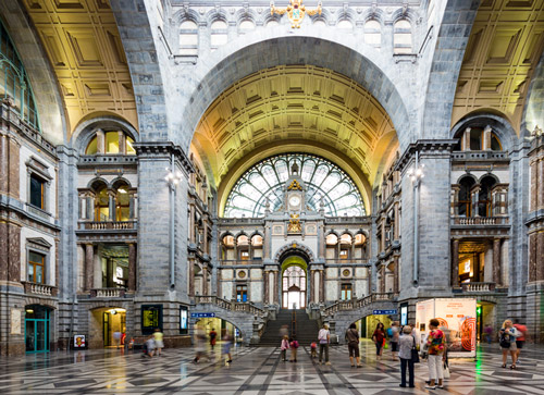 Eingangs-Halle des Bahnhofs - (Foto: ©kruwt/iStock.com)