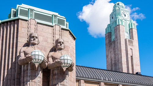 Die Statuen am Helsinki Bahnhof - (Foto: ©Arsty/iStock.com)