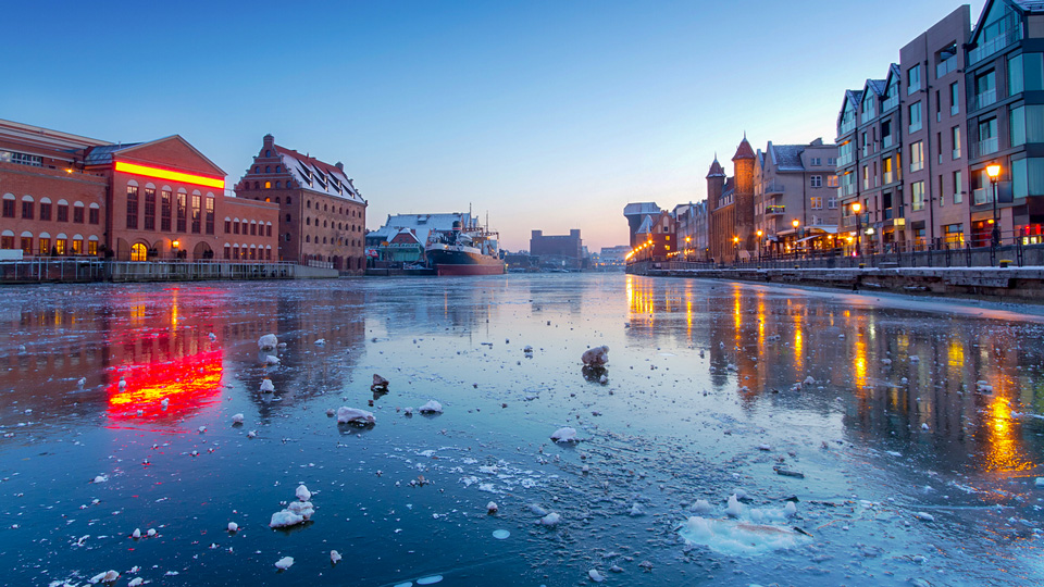 Danzigs Hansehäuser spiegeln sich in der zugefrorenen Motlawa - (Foto: ©Mustang_79/istock.com) 