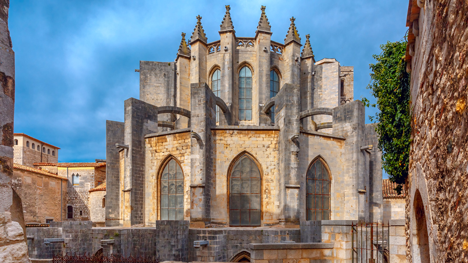 Blick auf die Kathedrale Santa Maria in Girona - (Foto: ©KavalenkavaVolha/Istock.com)