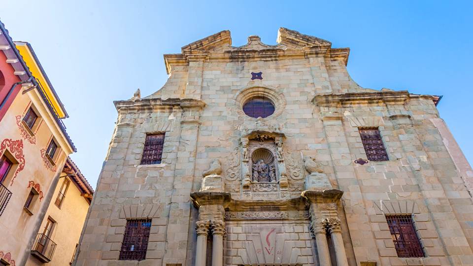 Imposante Bürgerhäuser und Kirchen in Vic - (Foto: ©Proformabooks/Istock.com)