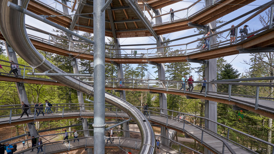 Höhepunkt des Baumwipfelpfades Schwarzwald ist der 40 Meter hohe, architektonisch einmalige Aussichtsturm - (Foto: Dmitrii Pridannikov/Shutterstock)