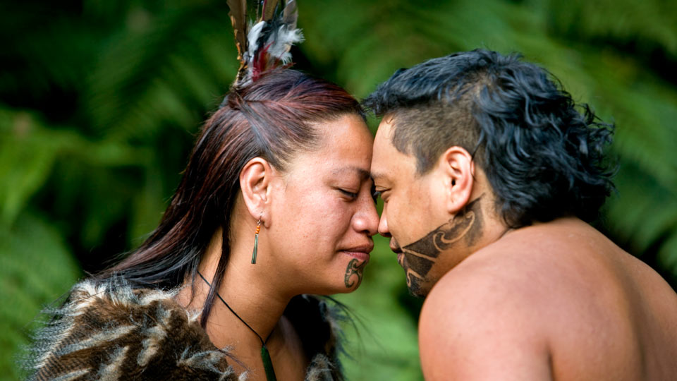 Die traditionelle Begrüßung Māori Hongi wurde während der Pandemie vorübergehend eingeschränkt - (Foto: ©Frans Lemmens / Getty Images)