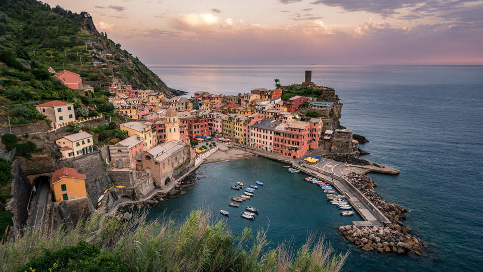 Vernazza ist eines der pittoresken Dörfer entlang der Küstenlinie in Cinque Terre - (Foto: ©Hohensee Photography/Shutterstock)