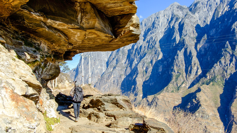 Mit dem Rucksack unterwegs in der Tiger Leaping Gorge - (Foto: ©NGO HO/Shutterstock)