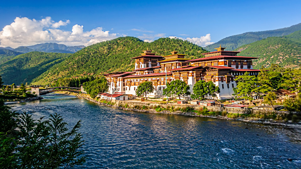 Beeindruckend liegt die Festung Punakha Dzong am Flußufer - (Foto: ©Srijan Roy Choudhury)