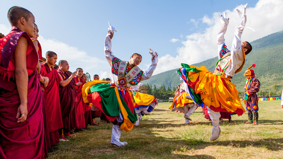 Mönche beim traditionellen Tanz auf einem buddhistischen Festival zu Ehren des Guru Rinpoche - (Foto: ©Wout Kok/Shutterstock)